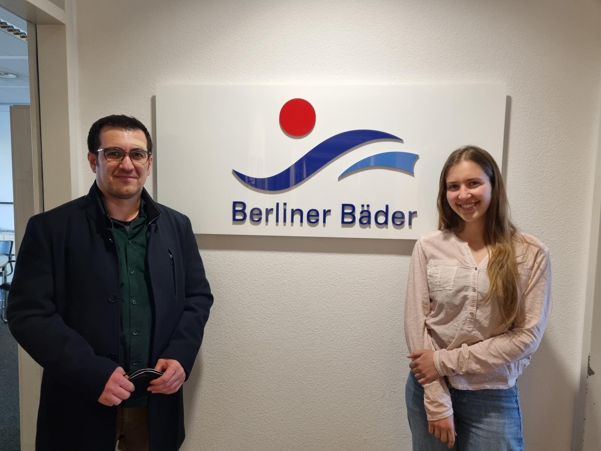 Jian Omar MdA und Klara Schedlich MdA zu Besuch bei den Berliner Bäderbetrieben